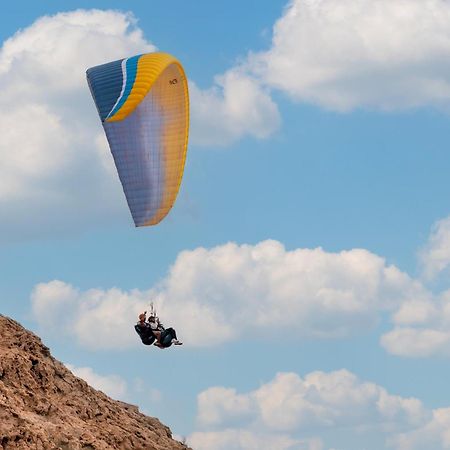 Al Badayer Retreat By Sharjah Collection Hotell Margham Eksteriør bilde Tandem paragliding