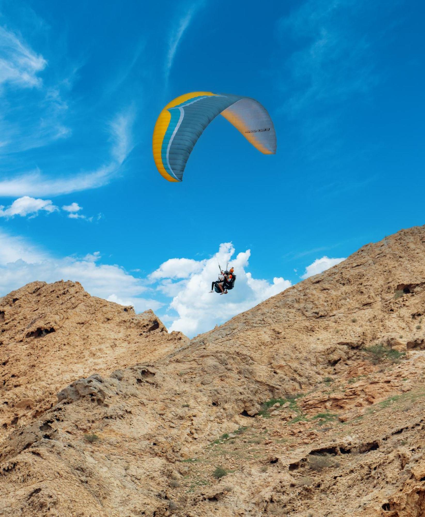 Al Badayer Retreat By Sharjah Collection Hotell Margham Eksteriør bilde Parachute landing on the top of the mountain