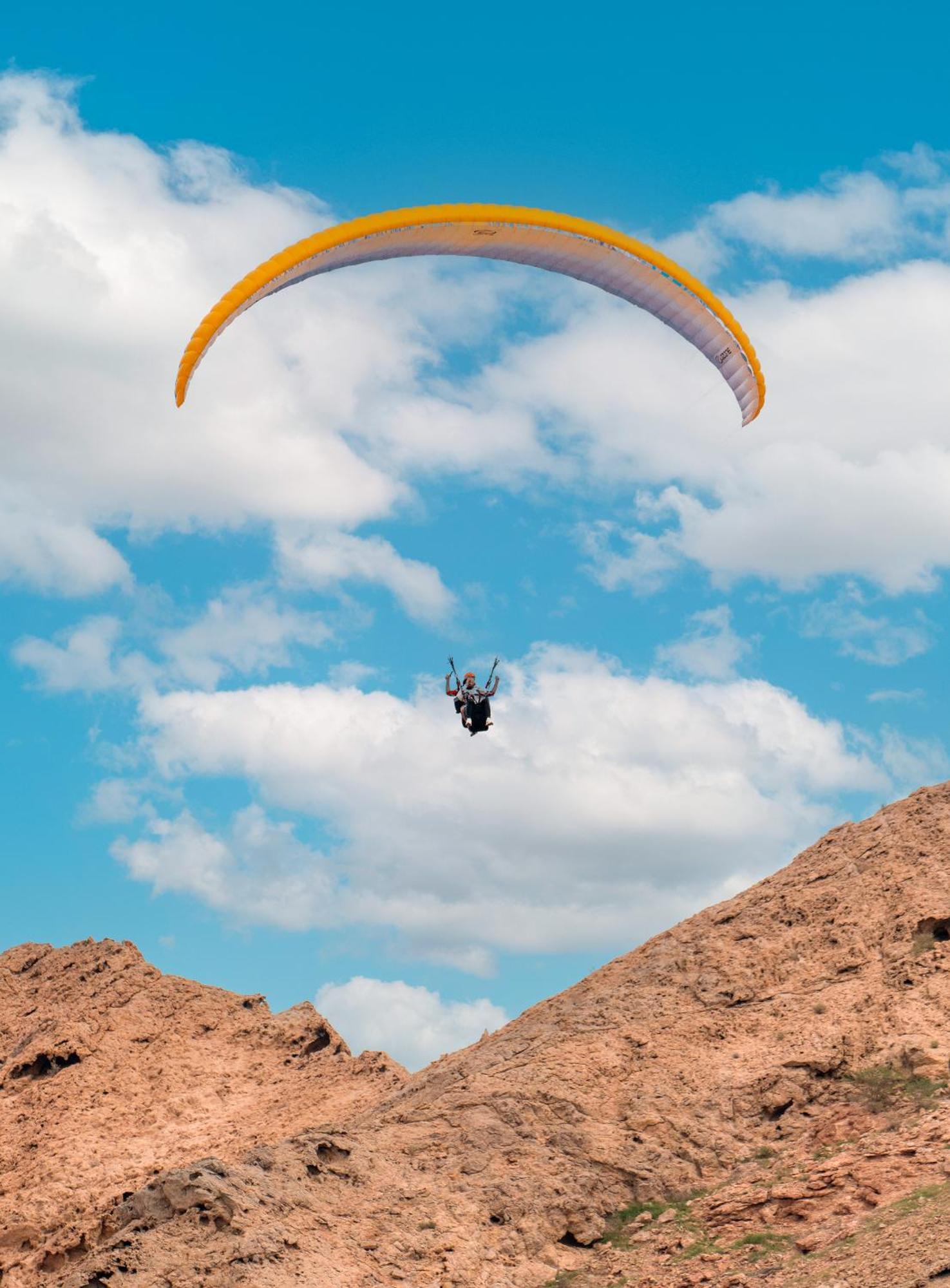 Al Badayer Retreat By Sharjah Collection Hotell Margham Eksteriør bilde Parachute landing at the top of the hill